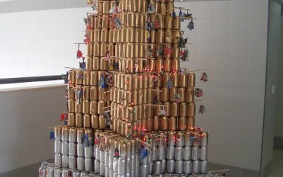 UN ARBOL DE NAVIDAD DE LATAS
